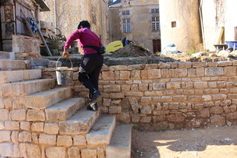 montage du mur en pierre avec la terre et la chaux