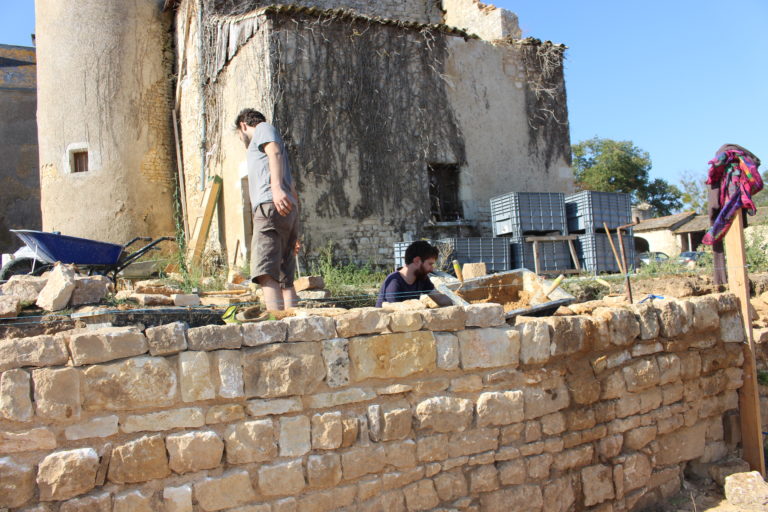 le mur en pierres du jardin