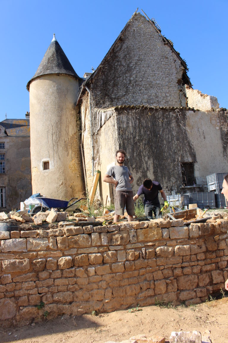 fier du mur de pierres du château du Boux