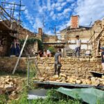 montage du mur de pierre à la terre et chaux